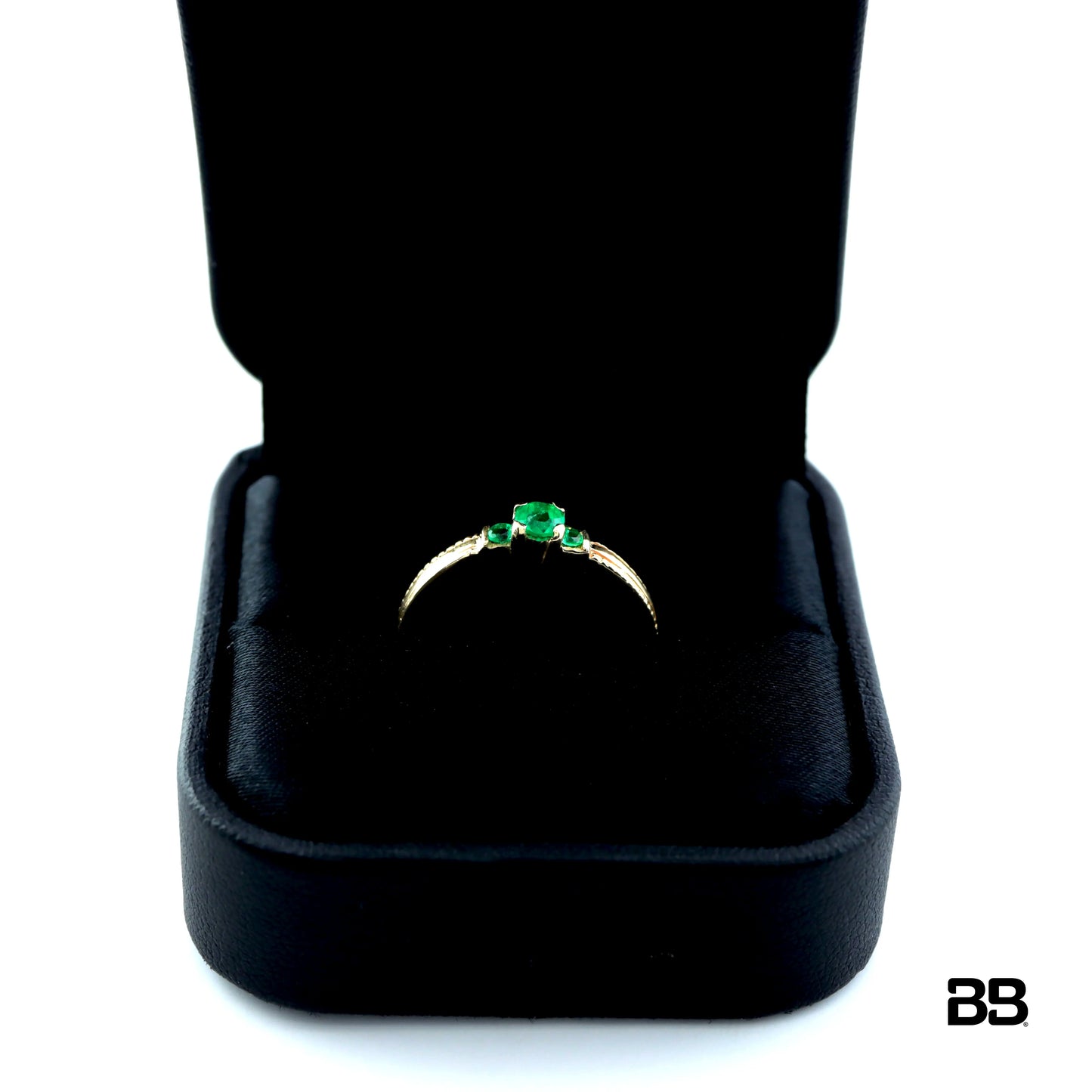 Anillo Solitario Rik Esmeralda 0.16Qts + Esmeraldas 0.06Qts | 1.7gr | Oro Amarillo (Gemas)