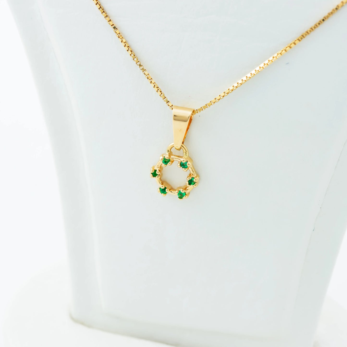 Dije Sol Esmeralda 0.03Qts | 0.6gr | Oro Amarillo (Gemas)