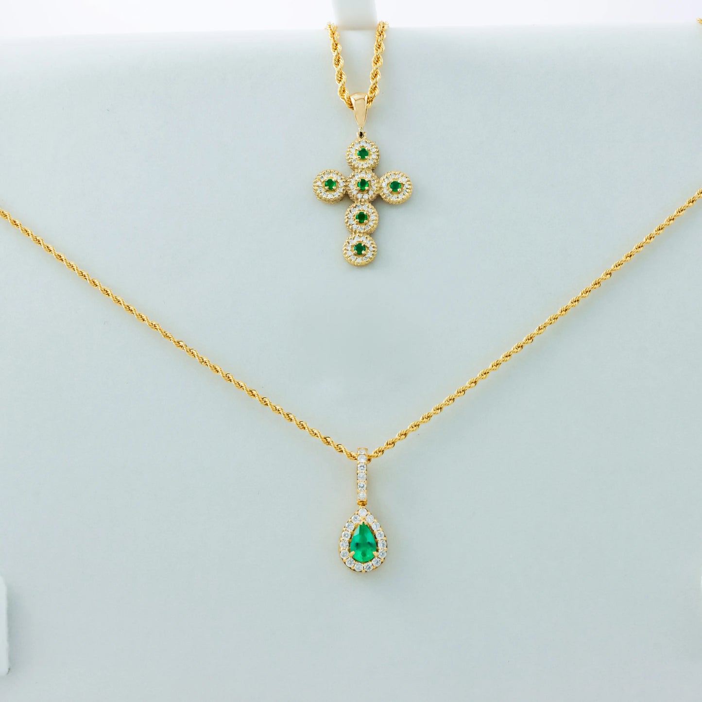 Dije Monarca Esmeralda 0.5Qts + Diamante 0.21Qts | 1.2gr | Oro Amarillo (Gemas)