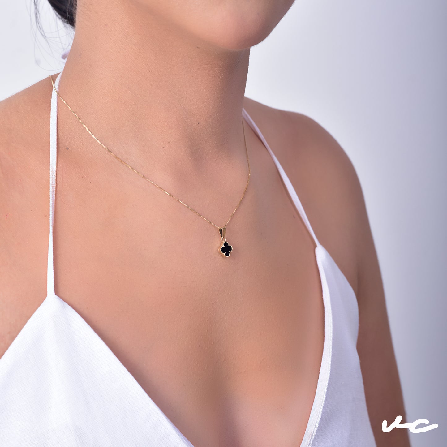 Dije Clover Vc 6mm Negro 0.6gr | Oro Amarillo