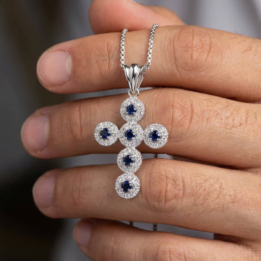 Dije Salvation Cruce Diamante 1Qts + Zafiro 0.7Qts | 4.5gr | Oro Amarillo (Gemas)