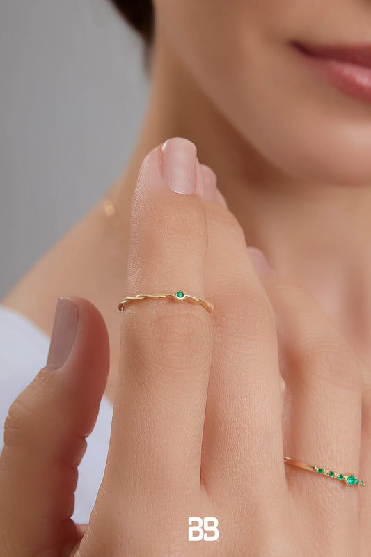 Anillo Solitario Entorchado Esmeralda 0.01Qts | 1gr | Oro Amarillo (Gemas)