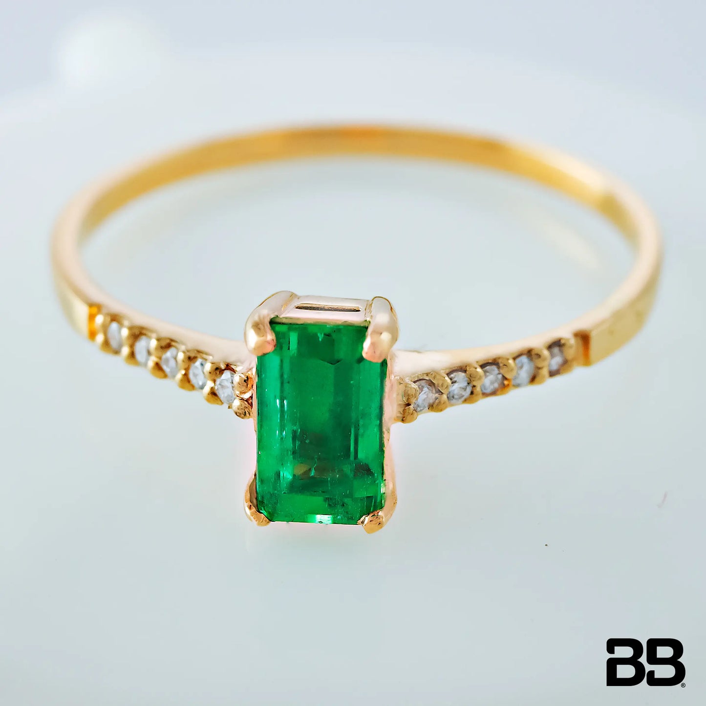 Anillo Solitario Loves Esmeralda 0.52Qts + Diamante 0.05Qts | 1.6gr | Oro Amarillo (Gemas)