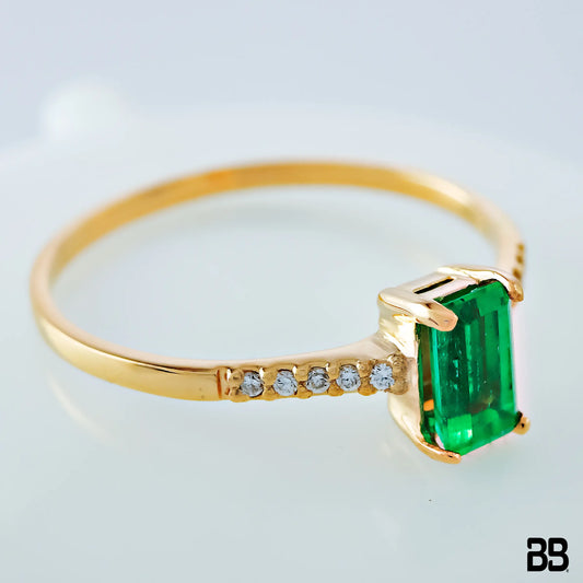 Anillo Solitario Loves Esmeralda 0.52Qts + Diamante 0.05Qts | 1.6gr | Oro Amarillo (Gemas)