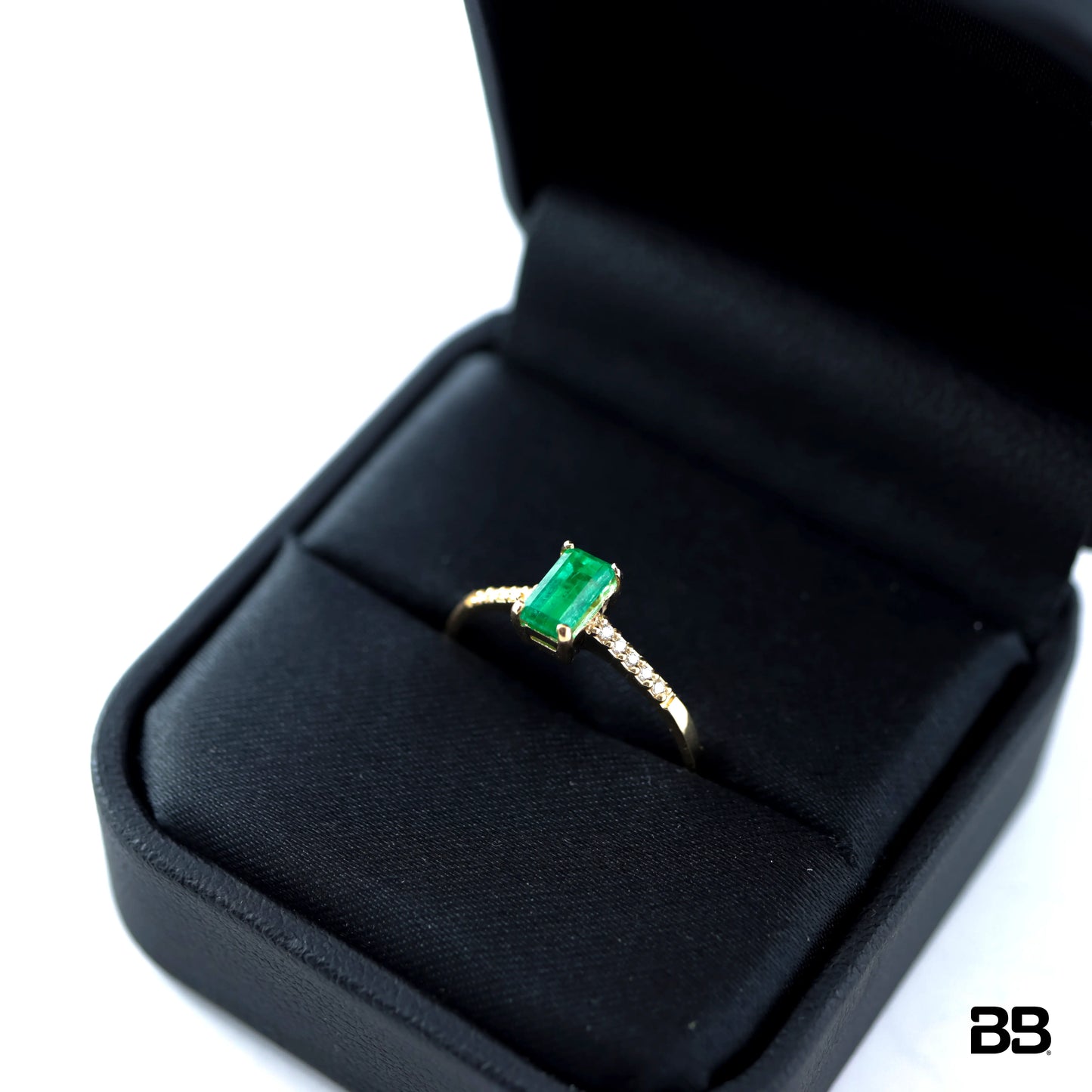 Anillo Solitario Loves Esmeralda 0.52Qts + Diamante 0.05Qts | 1.6gr | Oro Amarillo (Gemas)