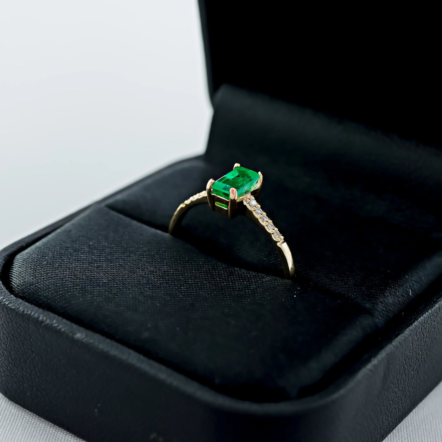 Anillo Solitario Loves Esmeralda 0.52Qts + Diamante 0.05Qts | 1.6gr | Oro Amarillo (Gemas)