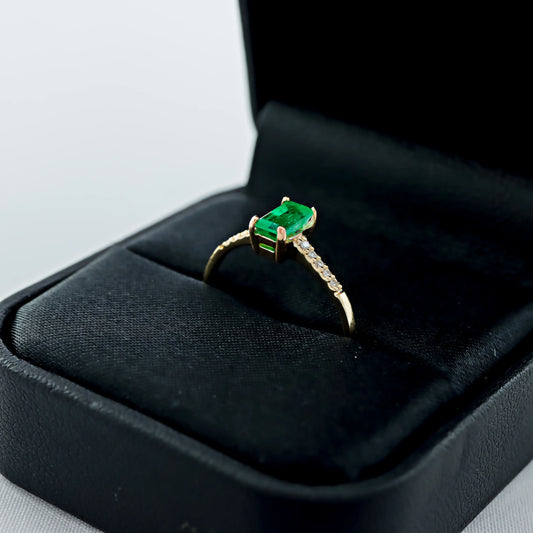 Anillo Solitario Loves Esmeralda 0.52Qts + Diamante 0.05Qts | 1.6gr | Oro Amarillo (Gemas)