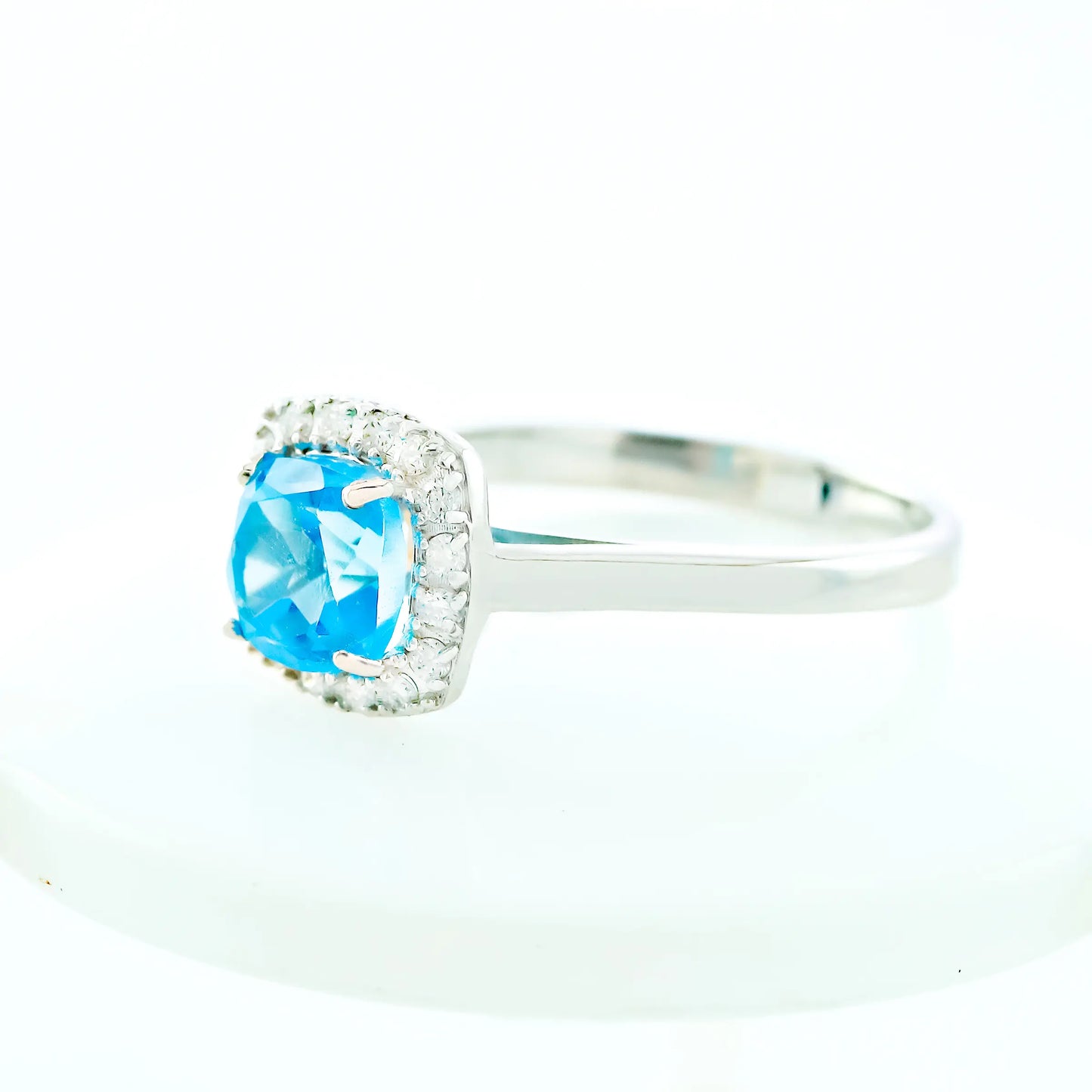 Anillo Solitario Amores Topacio 1.61Qts + Diamante 0.16Qts | 3.4gr | Oro Blanco (Gemas)