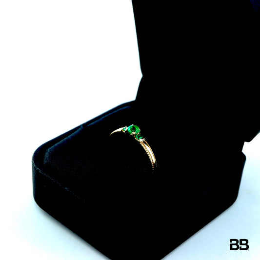 Anillo Solitario Rik Esmeralda 0.16Qts + Esmeraldas  0.06Qts | 1.7gr | Oro Amarillo (Gemas)
