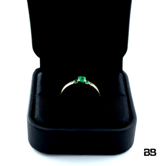 Anillo Solitario Rik Esmeralda 0.16Qts + Esmeraldas  0.06Qts | 1.7gr | Oro Amarillo (Gemas)