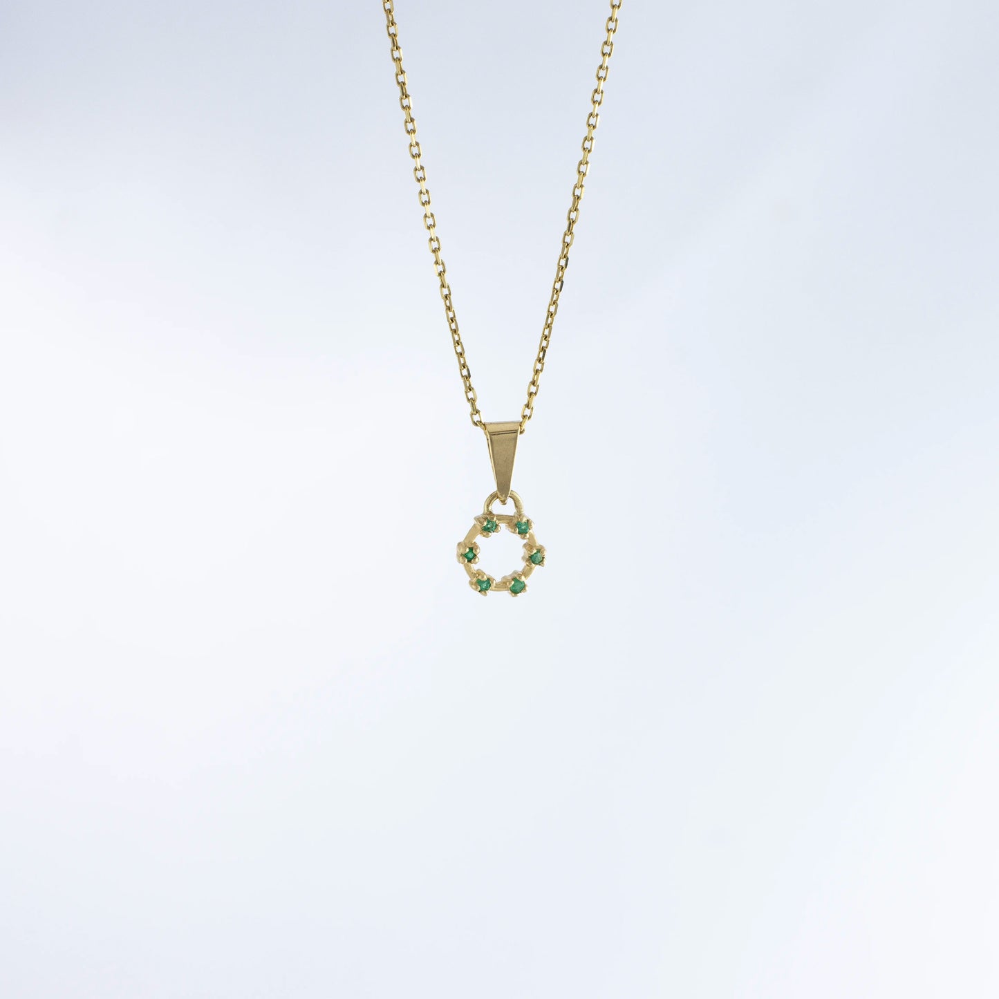 Dije Sol Esmeralda 0.03Qts | 0.6gr | Oro Amarillo (Gemas)