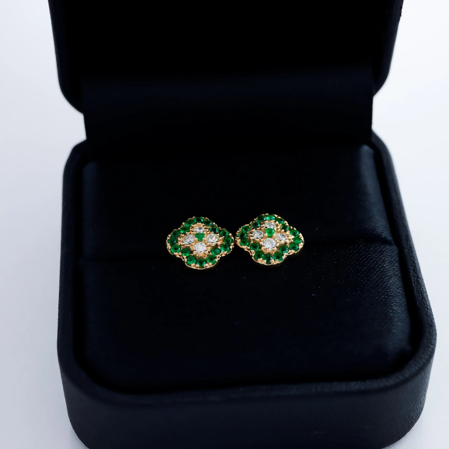 Topos Trebol de Luz Esmeraldas 0.34Qts + Diamantes 0.24Qts | 2.12gr | Oro Amarillo (Gemas)