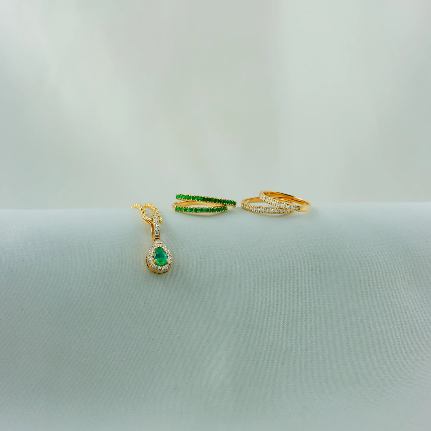 Dije Monarca Esmeralda 0.5Qts + Diamante 0.21Qts | 1.2gr | Oro Amarillo (Gemas)